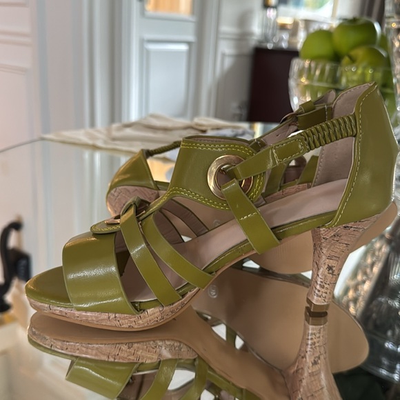 SANDALS 💚 - Picture 5 of 16